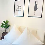 Megha Living - 2 Appartments Mit Kueche - Zentral דירה